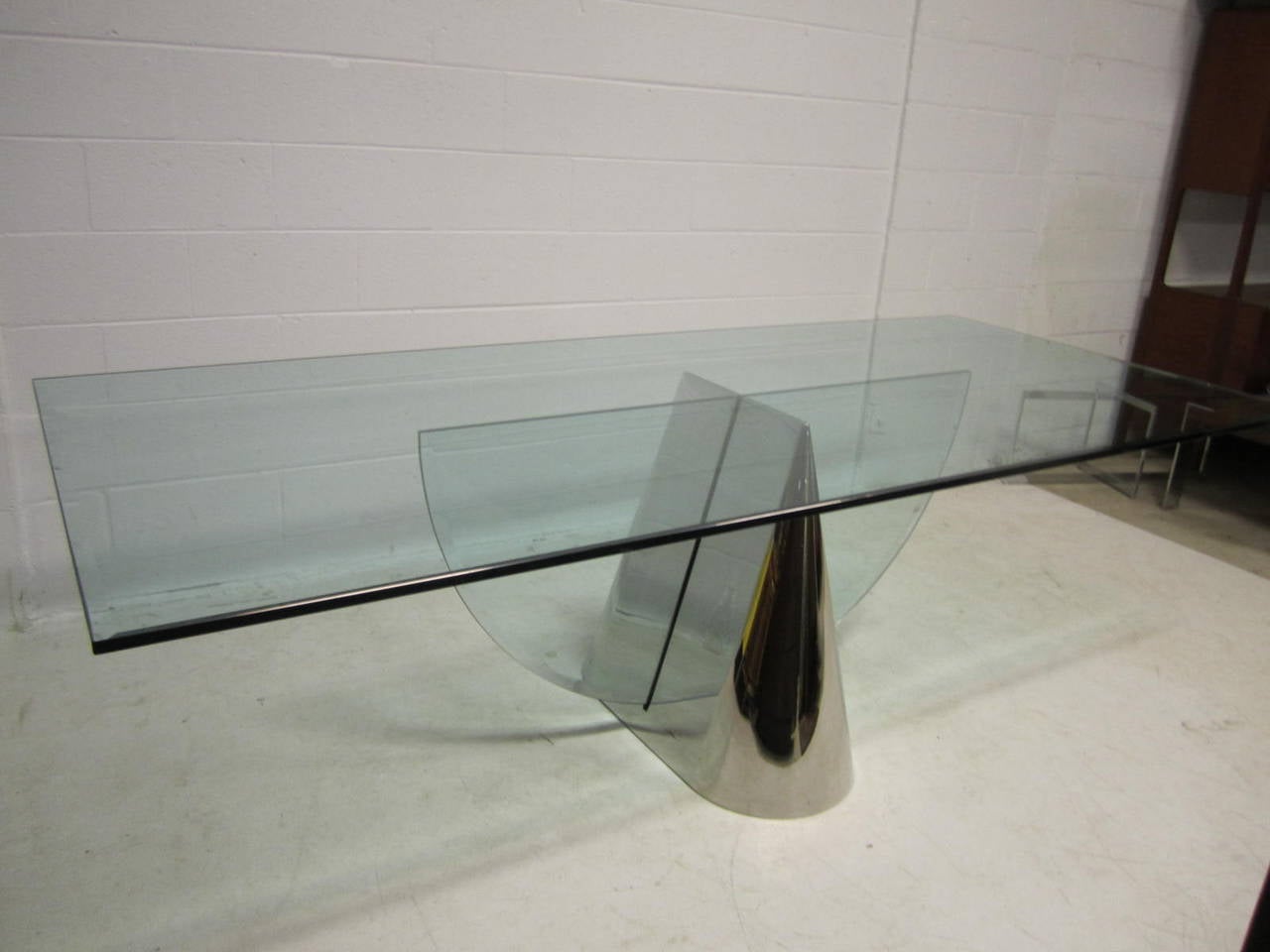 Lorsqu'il s'agit de design en verre chic et sophistiqué, cette table remporte la palme. Minimaliste, visuellement excitant et magnifiquement construit, c'est vraiment un design extraordinaire. Cette table Fine est en excellent état vintage. Acier