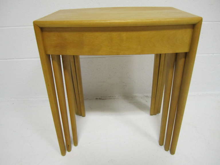 Rare Set of Heywood Wakefield Solid Maple Mid-Century Modern Nesting Tables  In Good Condition For Sale In Pemberton, NJ