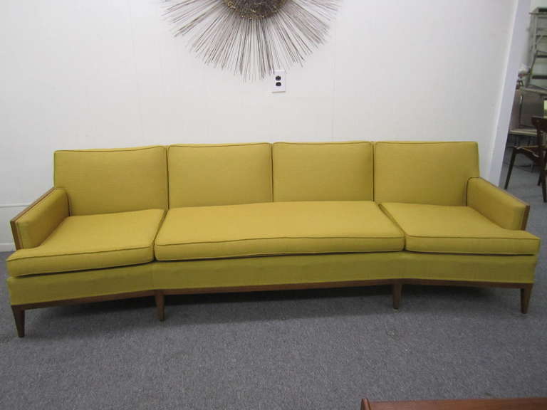 Anspruchsvolles und stilvolles geschwungenes Sofa aus der Mitte des Jahrhunderts, entworfen von Erwin Lambeth.  Die schönen Zargen aus massivem Walnussholz sind in ihrem alten Zustand sehr gut erhalten.  Aus jedem Blickwinkel einfach wunderschön -