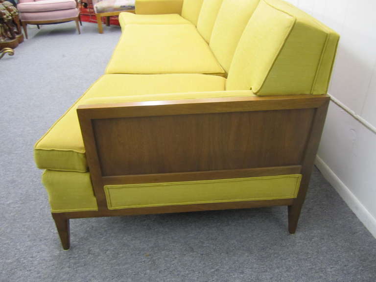 Modernes, raffiniertes Erwin Lambeth Sofa aus geschwungenem Nussbaumholz, Mitte des Jahrhunderts (Moderne der Mitte des Jahrhunderts) im Angebot
