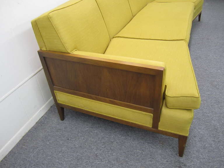 Modernes, raffiniertes Erwin Lambeth Sofa aus geschwungenem Nussbaumholz, Mitte des Jahrhunderts im Angebot 3