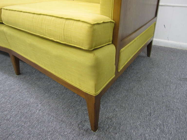 Modernes, raffiniertes Erwin Lambeth Sofa aus geschwungenem Nussbaumholz, Mitte des Jahrhunderts (amerikanisch) im Angebot