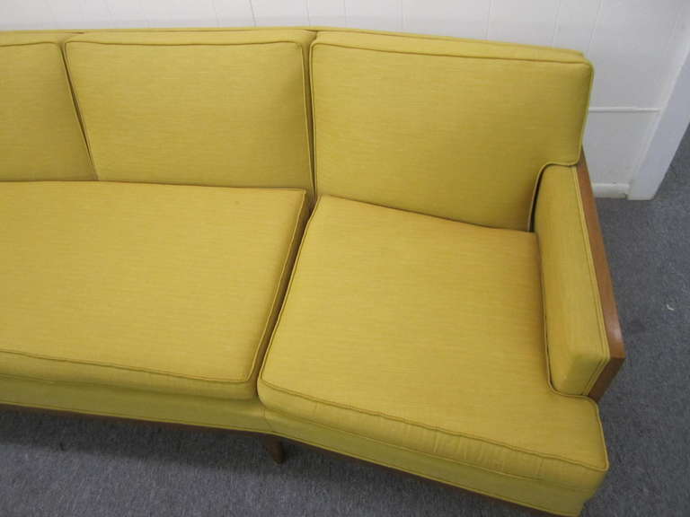 Sophistiqué canapé en noyer incurvé Erwin Lambeth, mi-siècle moderne Bon état - En vente à Pemberton, NJ