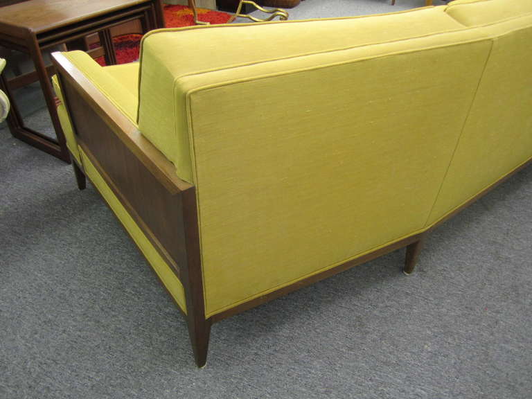Modernes, raffiniertes Erwin Lambeth Sofa aus geschwungenem Nussbaumholz, Mitte des Jahrhunderts im Angebot 1
