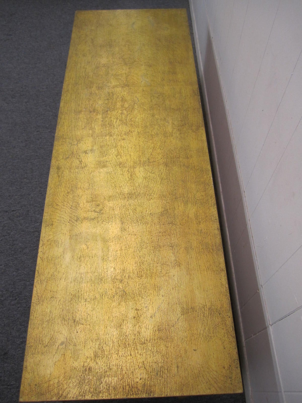 Modernes Paar langer, niedriger, geschnitzter Sideboards aus Gold, Hollywood Regency im Angebot 2