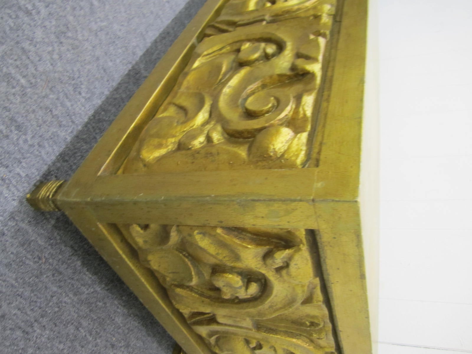 Modernes Paar langer, niedriger, geschnitzter Sideboards aus Gold, Hollywood Regency (Vergoldet) im Angebot
