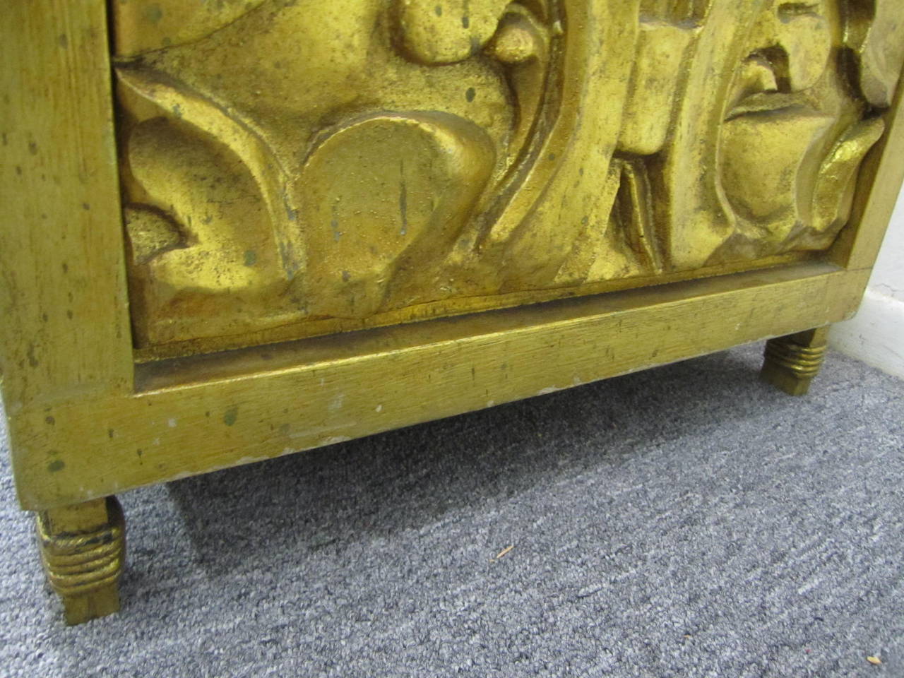 Modernes Paar langer, niedriger, geschnitzter Sideboards aus Gold, Hollywood Regency im Zustand „Gut“ im Angebot in Pemberton, NJ