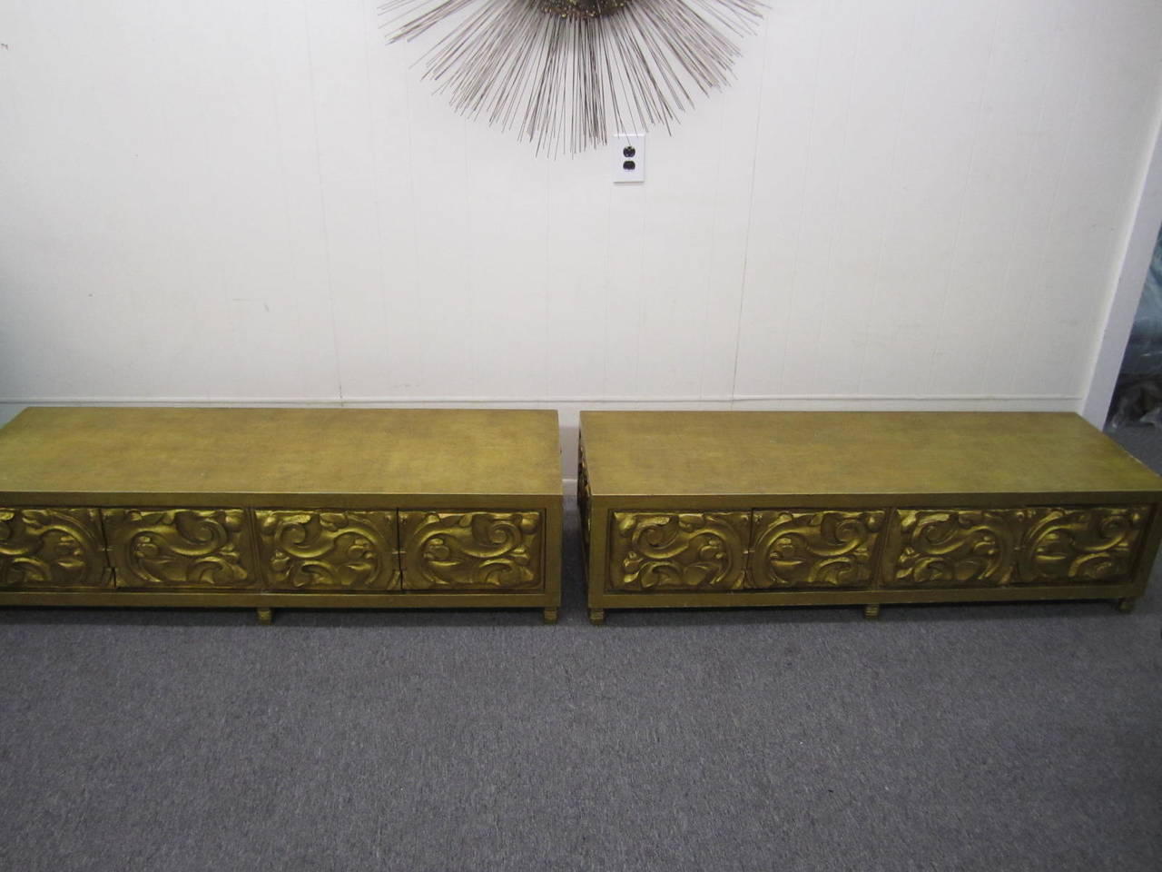 Modernes Paar langer, niedriger, geschnitzter Sideboards aus Gold, Hollywood Regency (amerikanisch) im Angebot