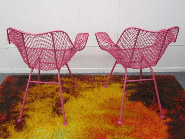American Fun Pair of Pink Woodard Mesh Sculptra Patio Chairs Mid-century Modern For Sale