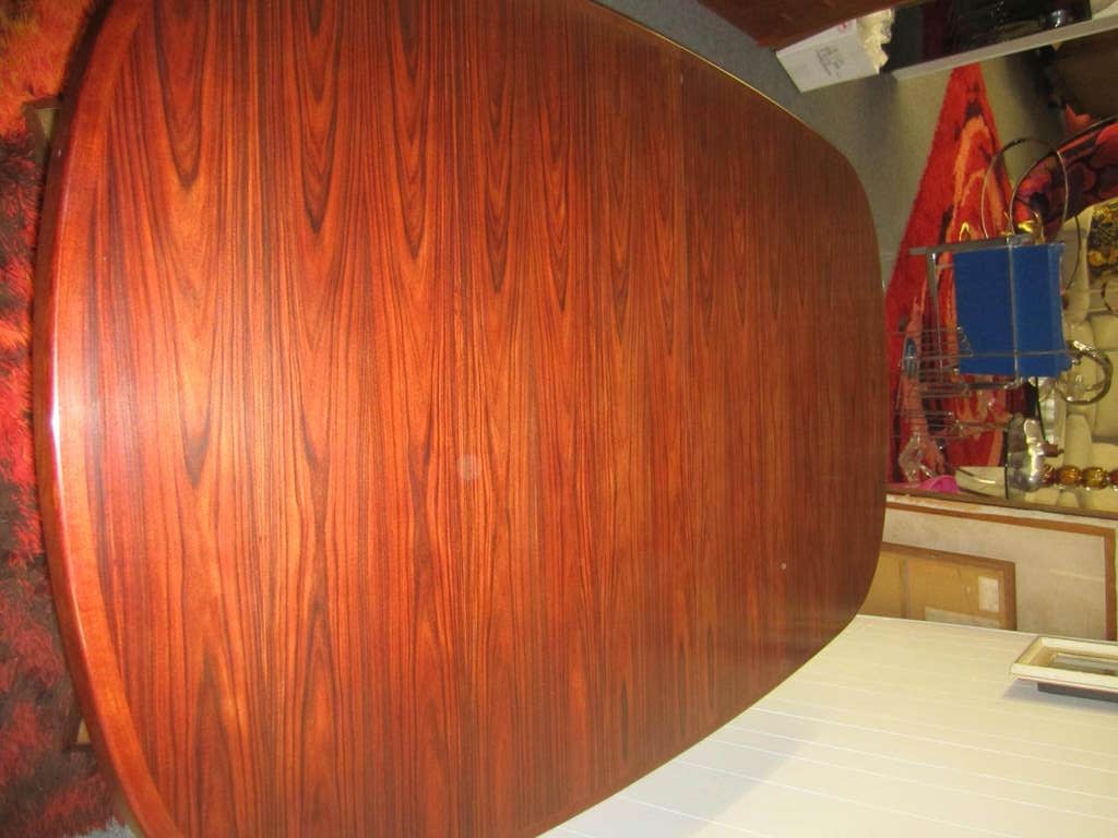 Superbe table danoise moderne en bois de rose avec 2 feuilles.  La table est dans un état fantastique et le palissandre est sombre et riche.  Cette table a été très rarement utilisée et est vraiment fantastique en personne.  L'ensemble de 8 chaises
