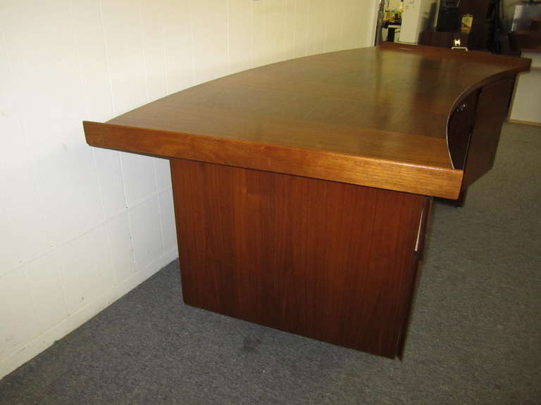 Harvey Probber Curved Top Walnut Desk, Mid-Century Danish Modern In Good Condition In Pemberton, NJ