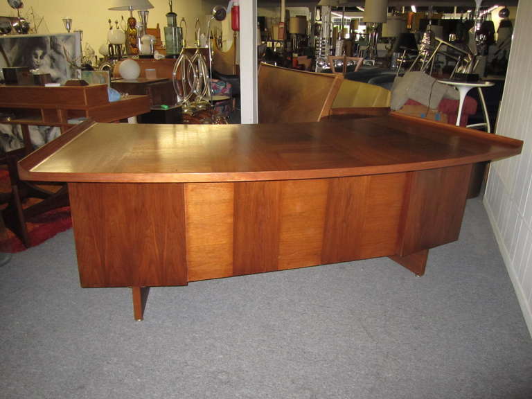 Amazing Harvey Probber thick curved walnut top executive desk. This desk has all the bells and whistles with two pull-out work spaces, filing drawers, central pencil drawer and lock with original key. The thick curved walnut wood top end with huge