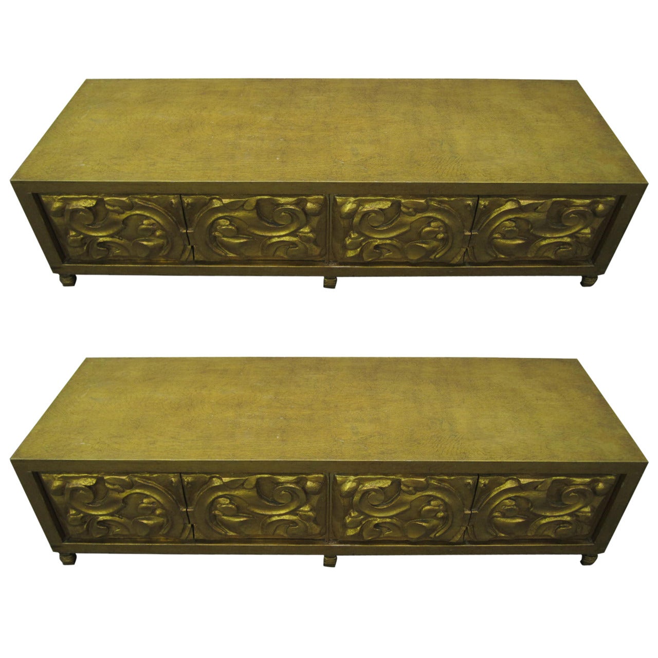 Modernes Paar langer, niedriger, geschnitzter Sideboards aus Gold, Hollywood Regency im Angebot