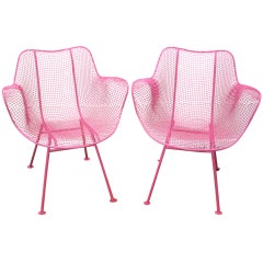Divertente coppia di sedie da patio Woodard Mesh Sculptra rosa del Mid-century Modern