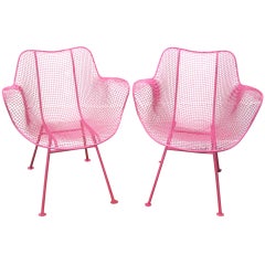 Paire de chaises de patio amusantes en maille sculpturale rose de Woodard, mi-siècle moderne