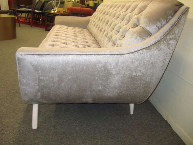 Modernes getuftetes Regency-Sofa aus silbergrauem Samt, Mid-Century Modern (Hollywood Regency) im Angebot