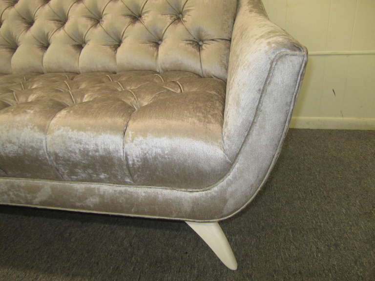 Modernes getuftetes Regency-Sofa aus silbergrauem Samt, Mid-Century Modern (amerikanisch) im Angebot