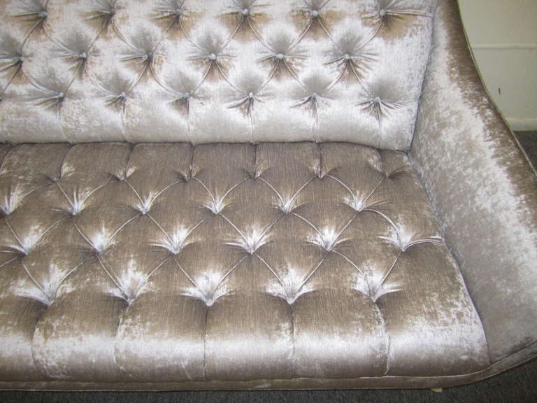 Modernes getuftetes Regency-Sofa aus silbergrauem Samt, Mid-Century Modern im Angebot 1