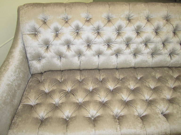 Amazing Regency Modern Silver Grey Velvet Tufted Sofa Mid-Century Modern In Excellent Condition For Sale In Pemberton, NJ