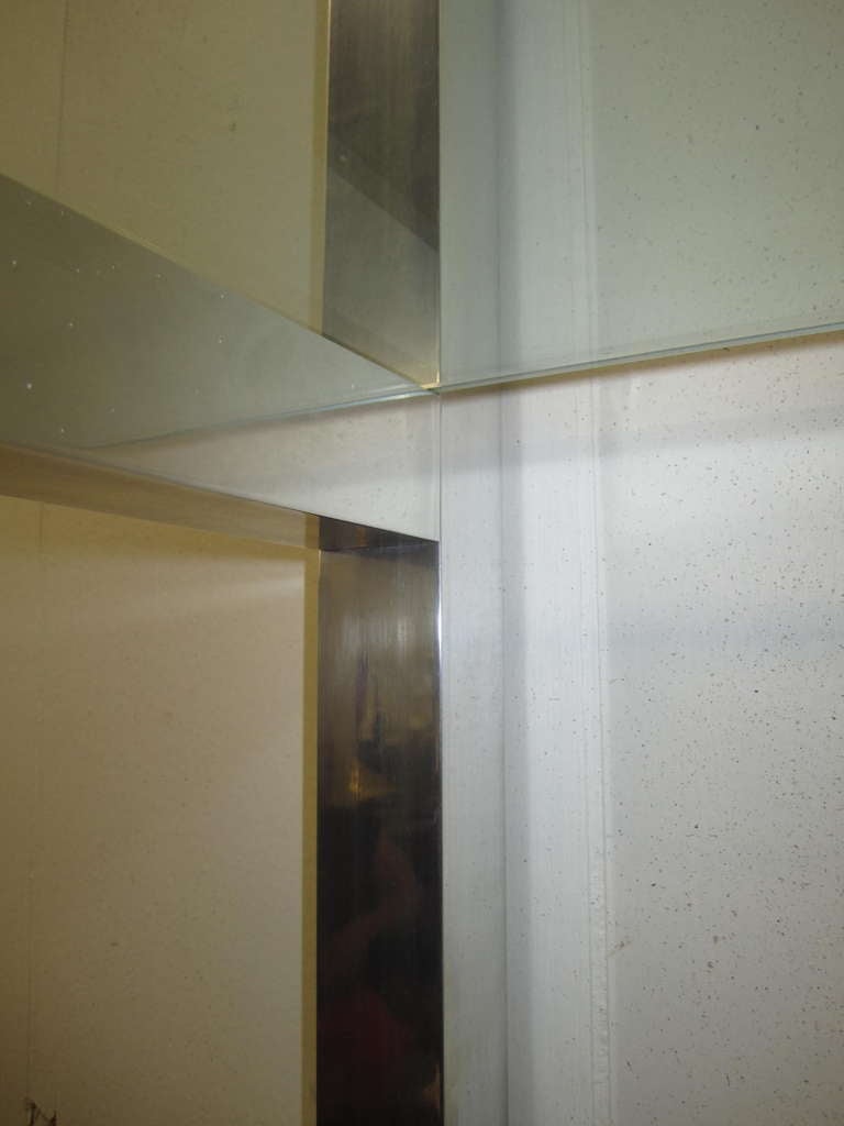 Jolie paire d'étagères flottantes en aluminium et verre mi-siècle moderne en vente 2