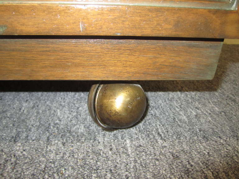 Ottone Stupefacente coppia di Petite Credenza con borchie in ottone in stile Parzinger, metà del secolo scorso in vendita