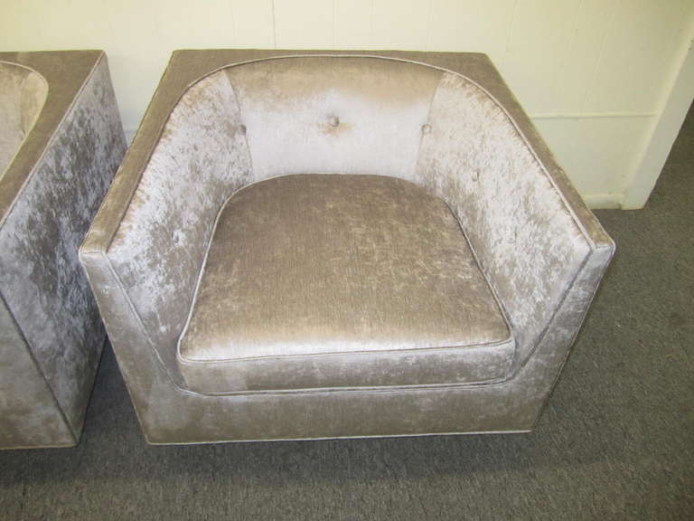 Mid-Century Modern Pristine paire de fauteuils club cubiques de style Probber, base chromée, mi-siècle moderne en vente