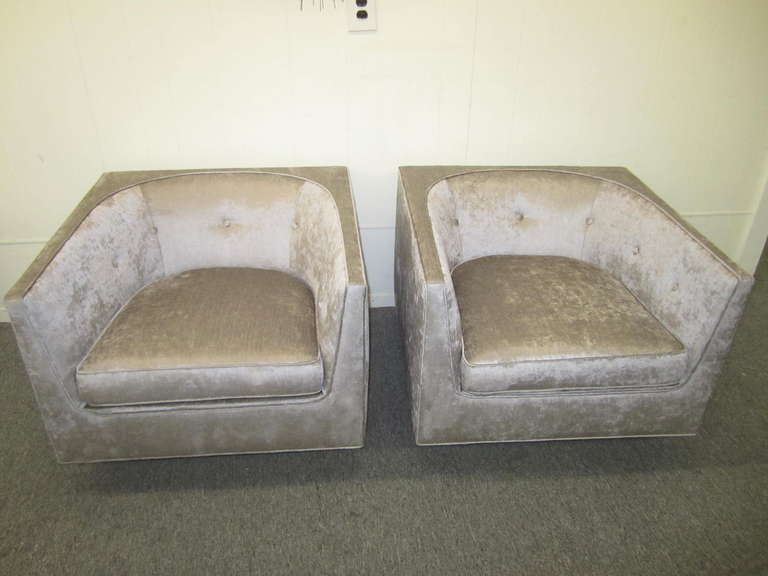 Pristine paire de fauteuils club cubiques de style Probber, base chromée, mi-siècle moderne en vente 1