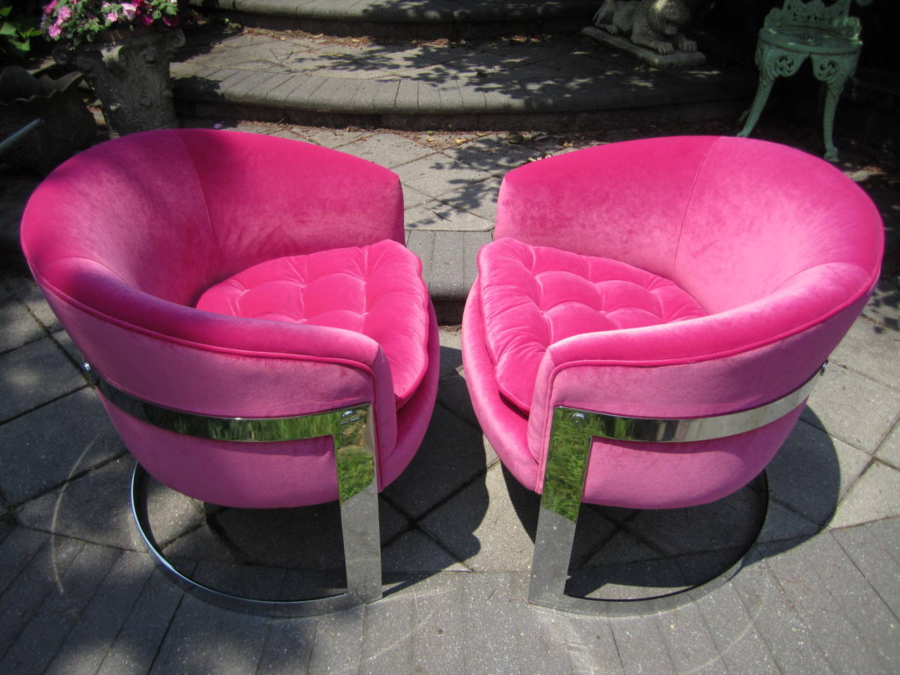 Mid-20th Century Pair of Milo Baughman Barrel Back Chrome Lounge Chairs Midcentury