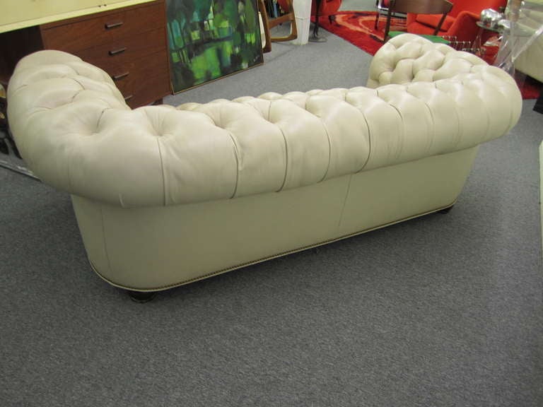 Inconnu Fabuleux canapé Chesterfield en cuir coloré Putty mi-siècle moderne en vente