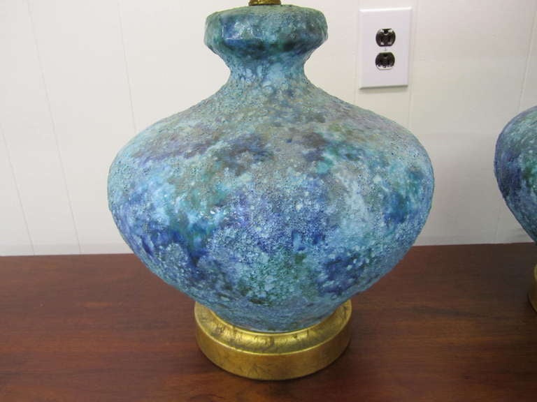 Jolie paire de lampes de table turquoises émaillées à la lave.  Corps géants en céramique en forme de gourde avec des bases en métal doré.  Fantastique glaçure de lave texturée dans de merveilleuses nuances de turquoise et de bleu.