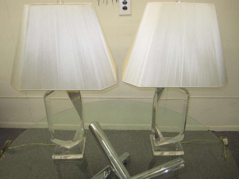 Stunning Pair of Mid-Century Modern, Faceted Lucite Lamps Signed by Van Teal For Sale 5