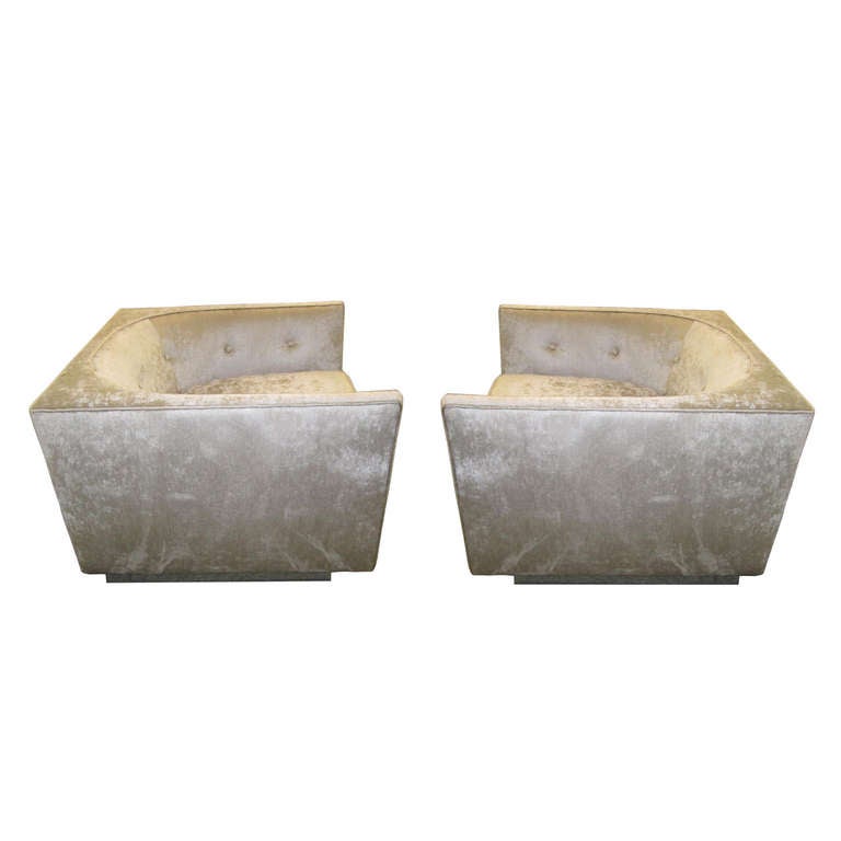 Pristine paire de fauteuils club cubiques de style Probber, base chromée, mi-siècle moderne