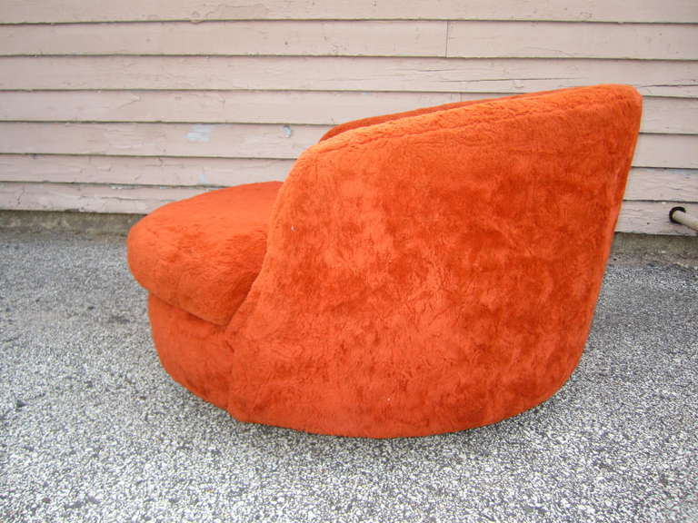 Wondeful Milo Baughman Oversized Round Swivel Lounge Chair, Mid-Century Modern In Good Condition In Pemberton, NJ