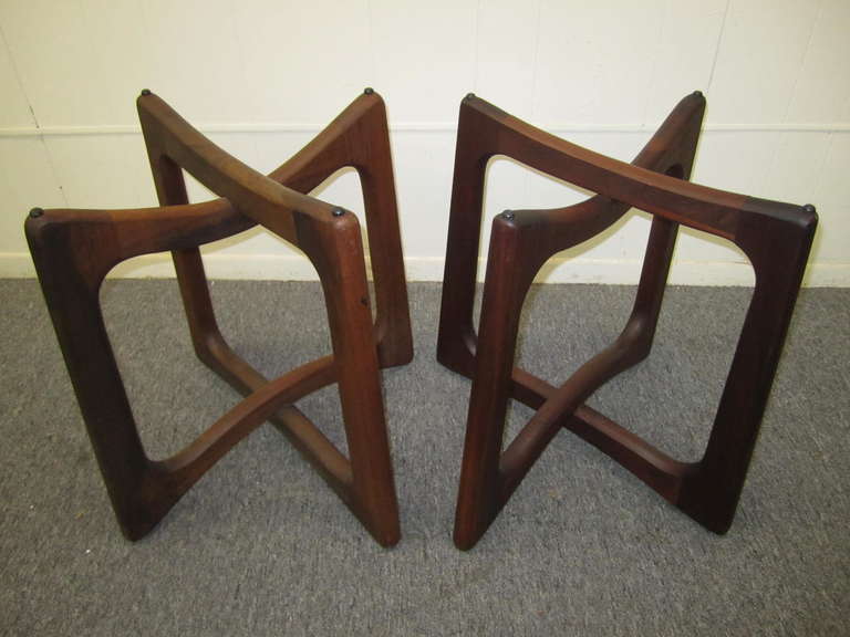 Ein wunderschönes Paar moderner Tische aus den 1960er Jahren, entworfen von Adrian Pearsall für Craft Associates. Skulpturale Sockel mit ineinander greifenden offenen Formen aus massivem Nussbaumholz mit runden Glasplatten. Ansprechendes Design und