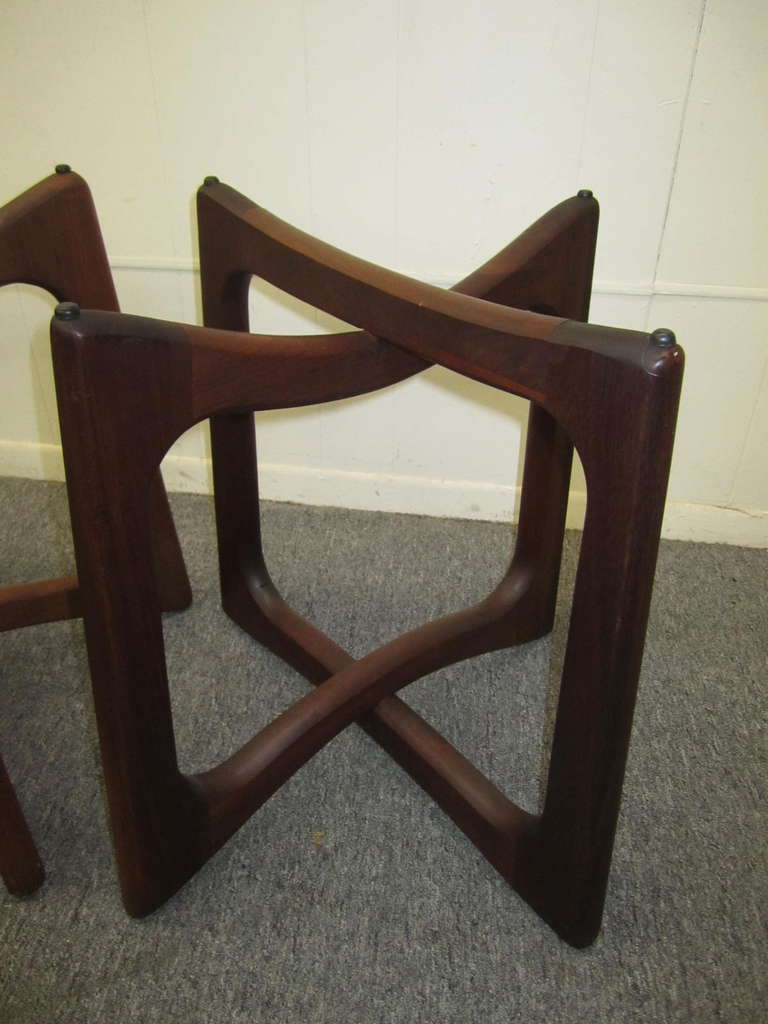 Moderne, skulpturale Tische aus Nussbaum und Glas von Adrian Pearsall aus der Mitte des Jahrhunderts im Angebot 3