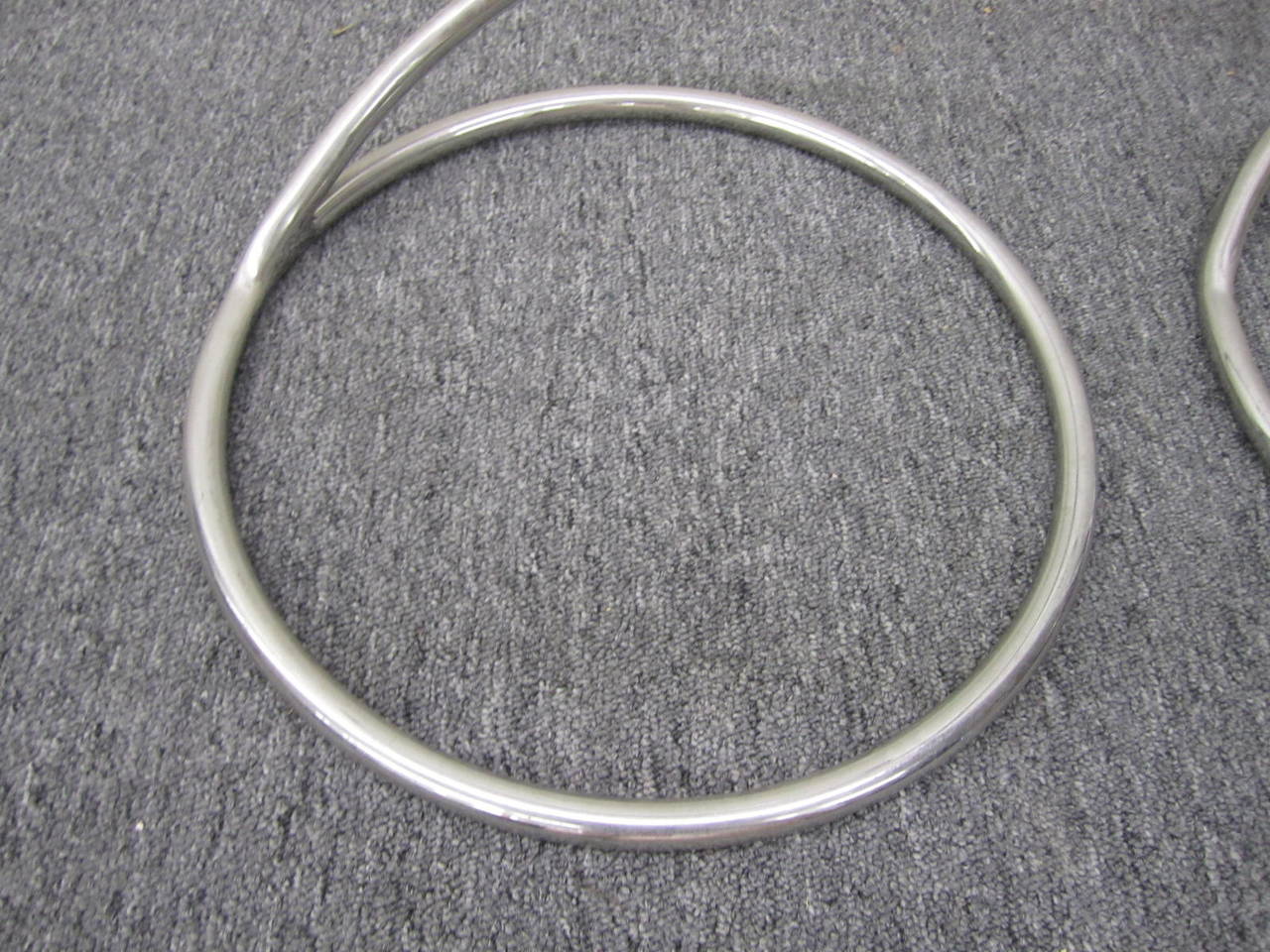 Atemberaubendes Paar Chrom Pace Kollektion Frühling Beistelltische, Mid-Century Modern (Ende des 20. Jahrhunderts) im Angebot