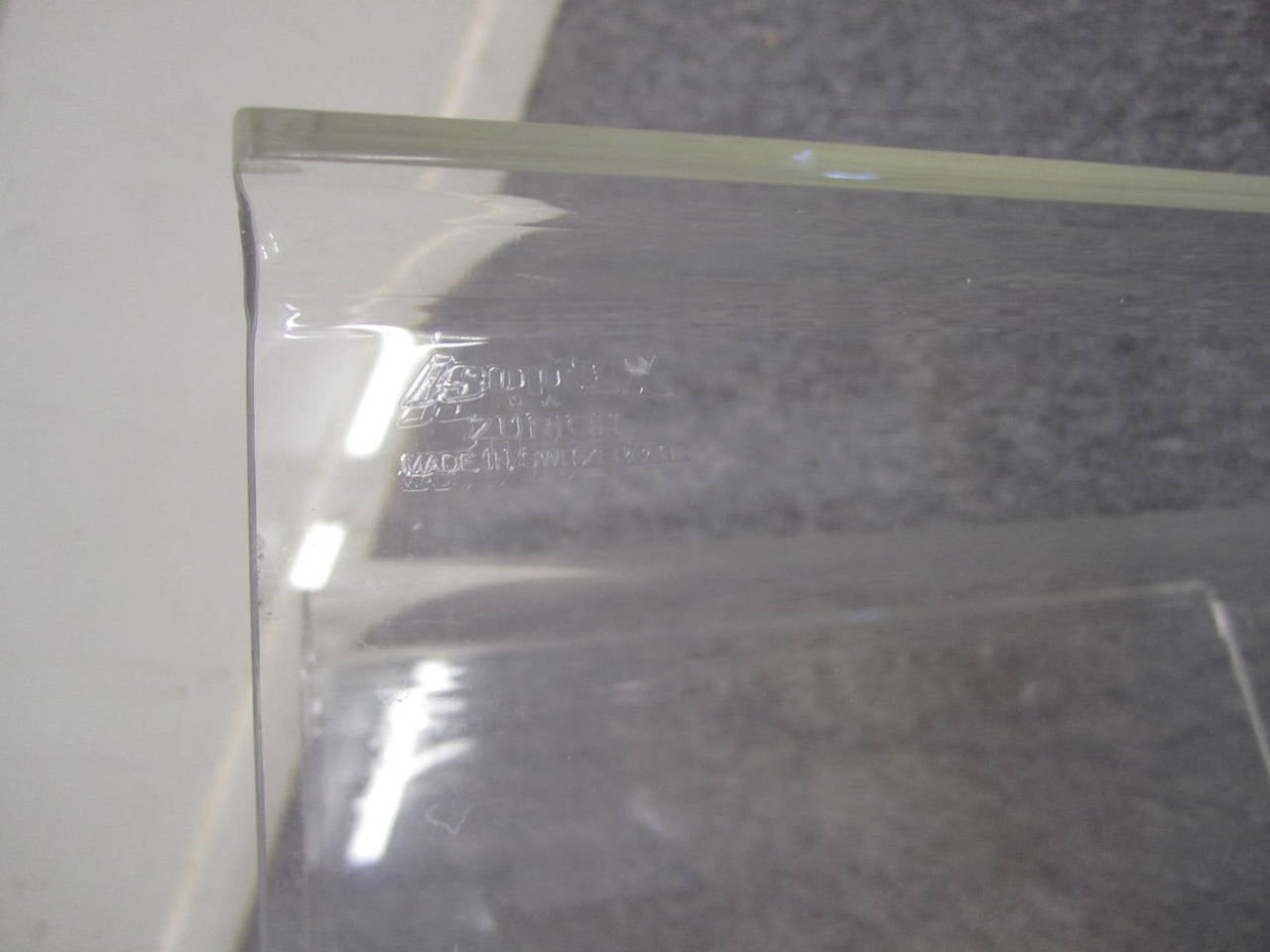 Lucite Favoloso portariviste in lucite in stile metà secolo moderno Zig Zag in vendita