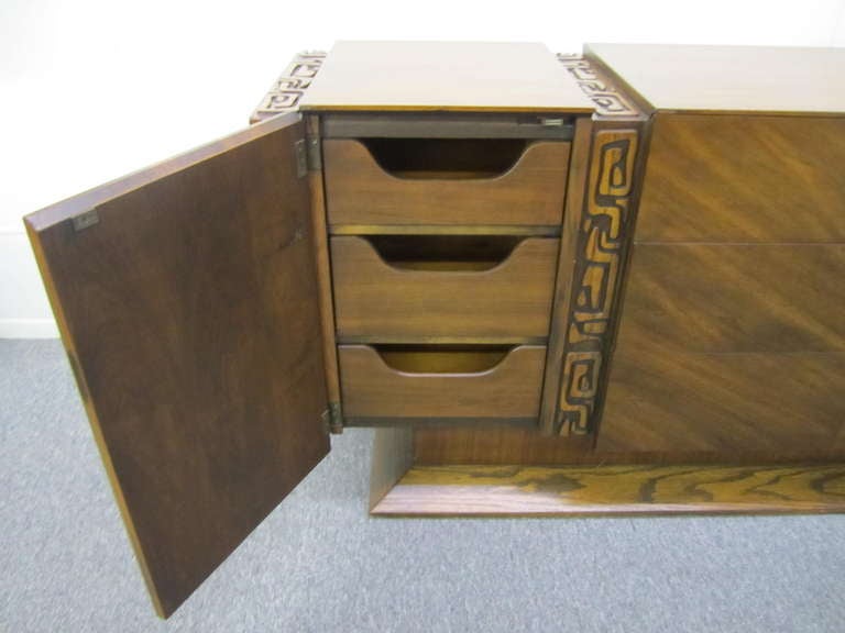 Paul Evans style Walnut Sculptural Credenza Mid-century Modern In Good Condition For Sale In Pemberton, NJ
