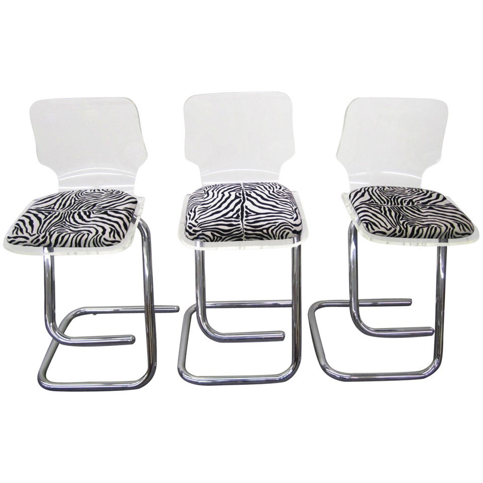 Ensemble glamour de trois tabourets de bar en lucite et chrome de style mi-siècle moderne en vente