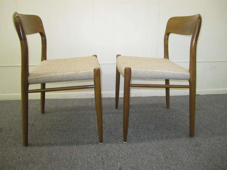 Scandinavo moderno Splendido set di sei sedie da pranzo in teak J. L. Moller Sedie da Pranzo in Teak Danesi del Mid-Century Modern in vendita