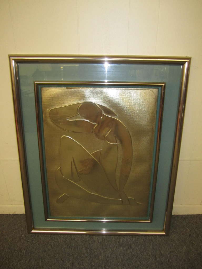 Precioso colgante de pared en relieve dorado metálico inspirado en Matisse. Gran imagen en relieve sobre papel dorado con textura, bien enmarcada.