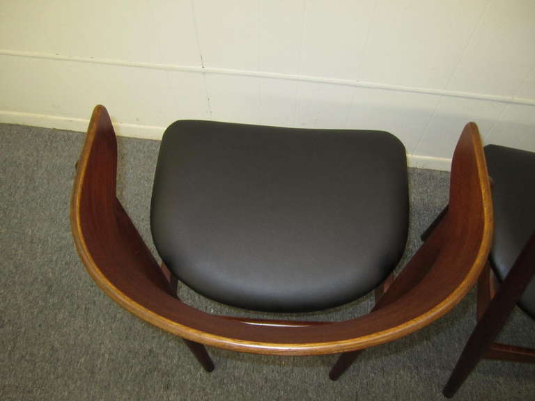 Excellente paire de chaises de salle à manger danoises modernes en teck courbé Bon état à Pemberton, NJ