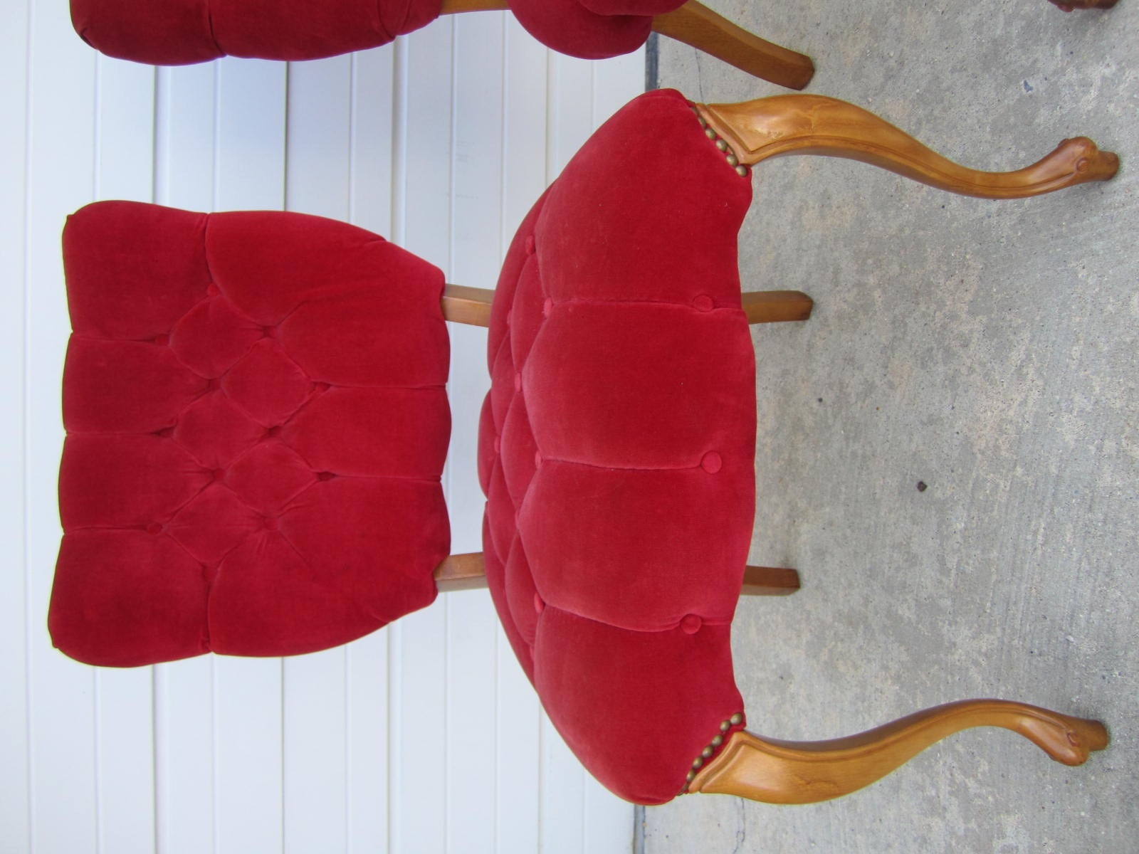 Américain Jolie paire de chaises d'appoint tuftées rouges de style Queen Anne Hollywood Regency en vente