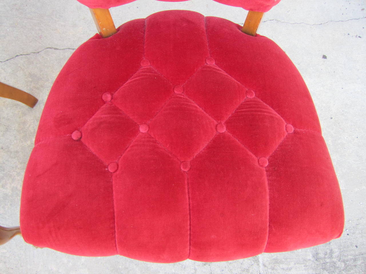 Jolie paire de chaises d'appoint tuftées rouges de style Queen Anne Hollywood Regency Bon état - En vente à Pemberton, NJ