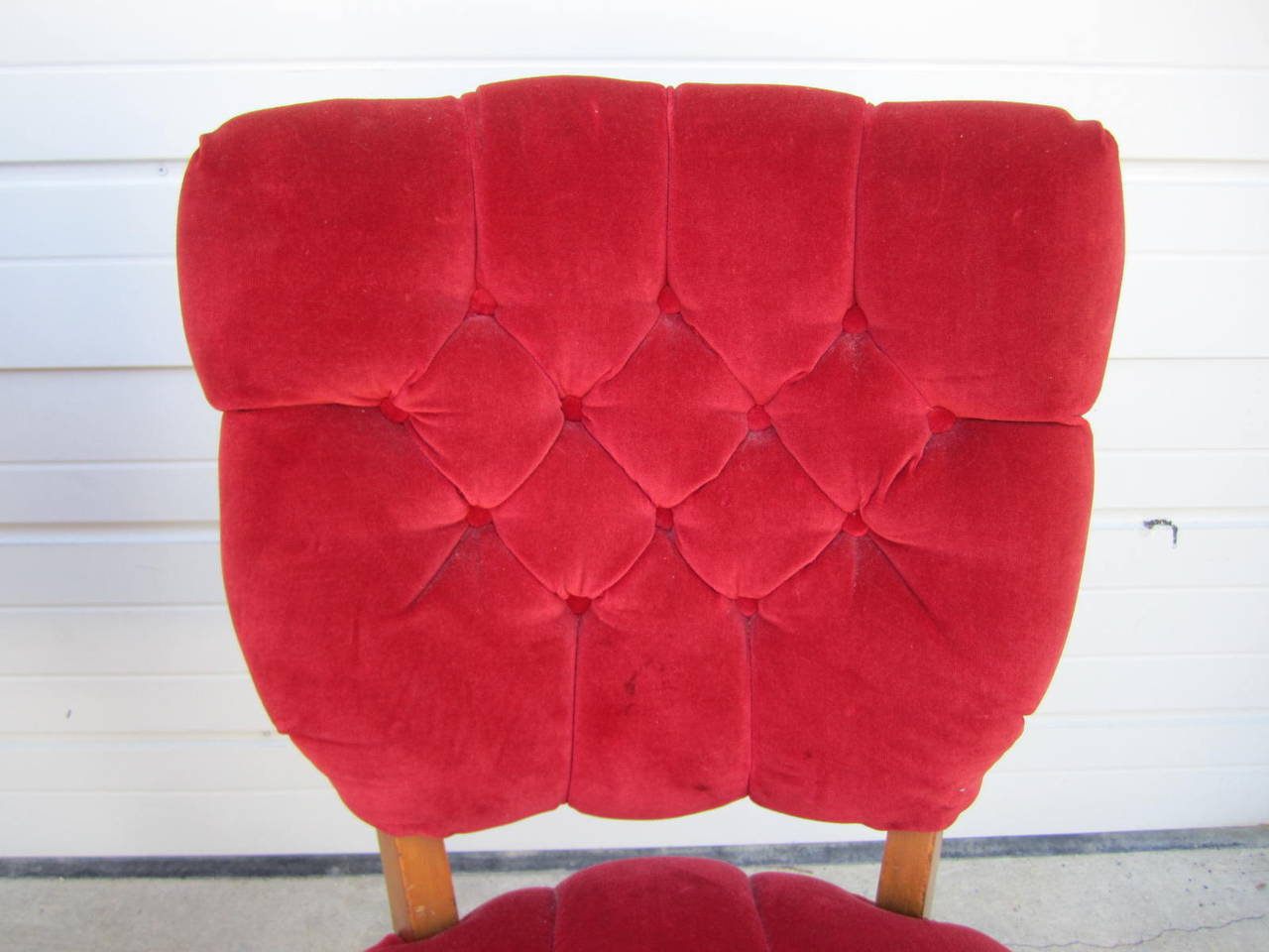 Milieu du XXe siècle Jolie paire de chaises d'appoint tuftées rouges de style Queen Anne Hollywood Regency en vente