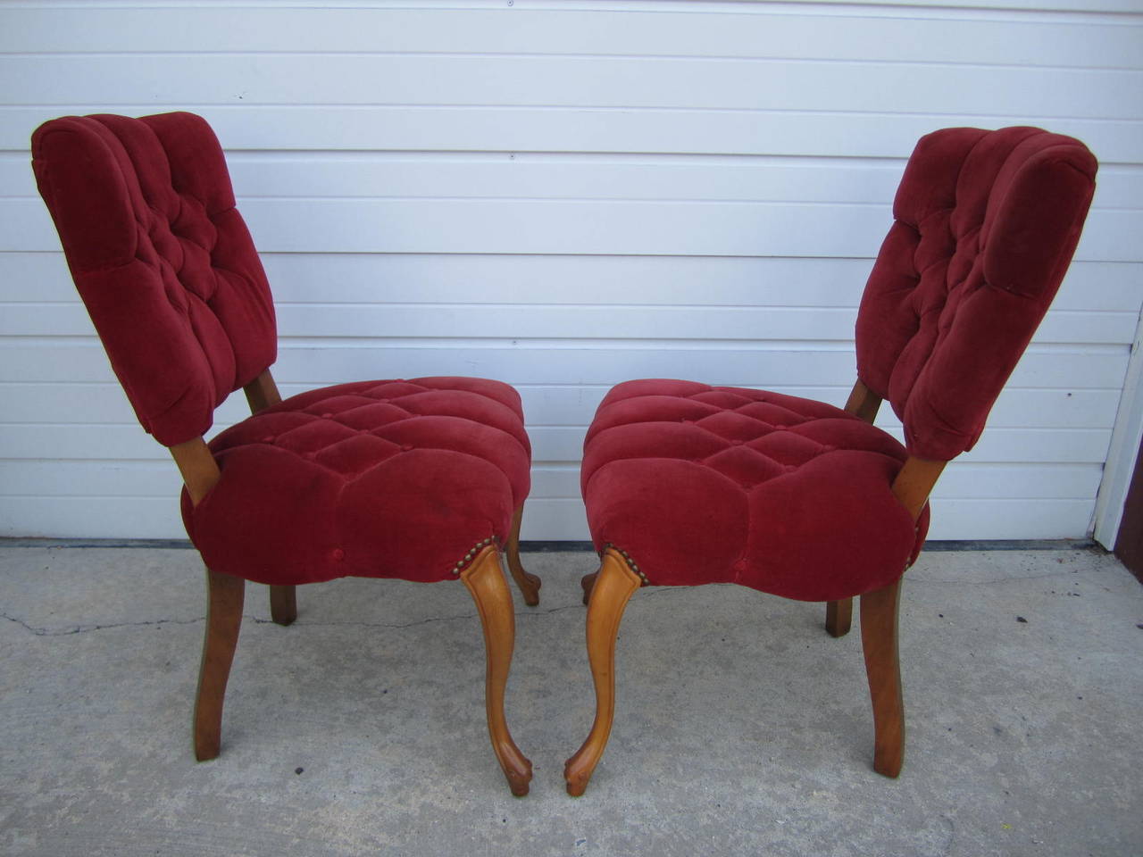 Pretty Pair of Queen Anne Style Red Tufted Side Chairs Hollywood Regency In Good Condition For Sale In Pemberton, NJ