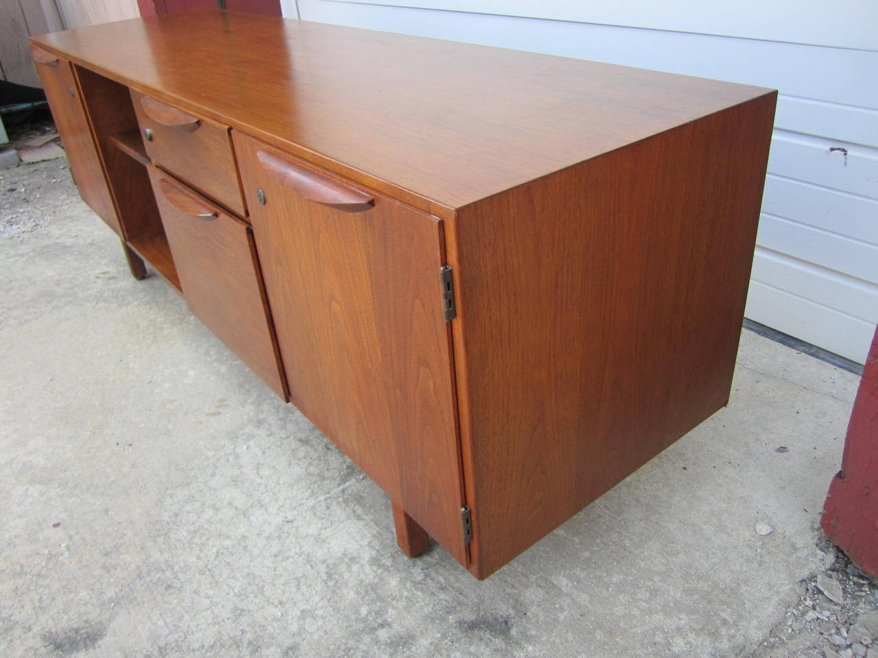 Jens Risom Walnut Credenza Cabinet, Mid-Century Modern 3