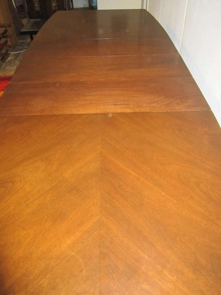 Gorgeous American of Martinsville Walnut Dining Table Mid-century Modern In Good Condition In Pemberton, NJ