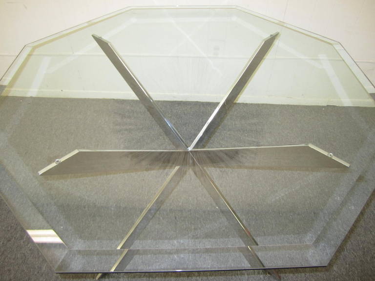 Verchromter Esstisch von Leon Rosen für Pace Collection, bestehend aus sich kreuzenden X-Formen.  Der Sockel besteht aus massivem verchromtem Stahl und ist sehr gut konstruiert und schwer.  Die achteckige Glasplatte ist nicht original, sieht aber