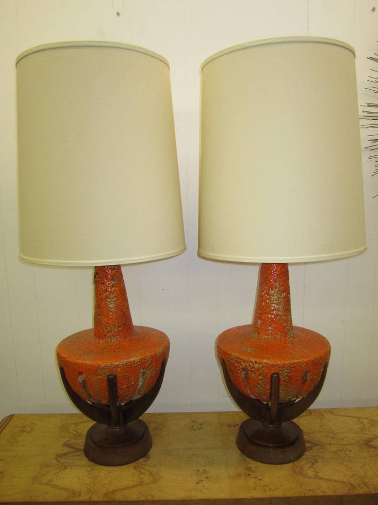 Superbe paire de lampes en céramique orange à glaçure de lave épaisse et pieds en bois de noyer en vente 1